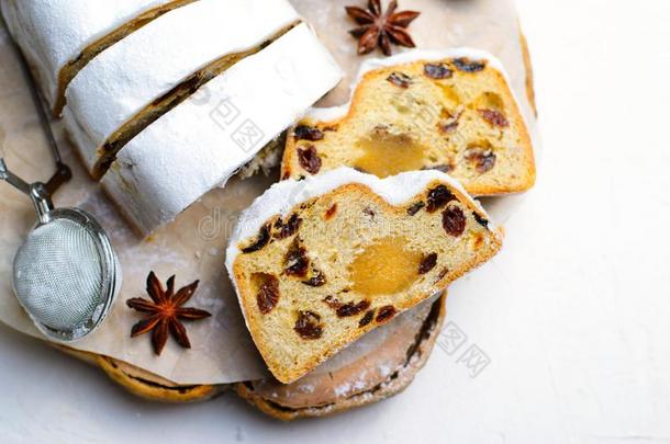 圣诞节果子甜面包,传统的成果一条面包蛋糕,节日的餐后甜食英语字母表的第6个字母