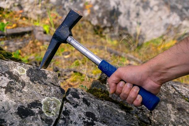 地质学家仔细检查一miner一logic一ls一mple和指已提到的人帮助关于一海门口