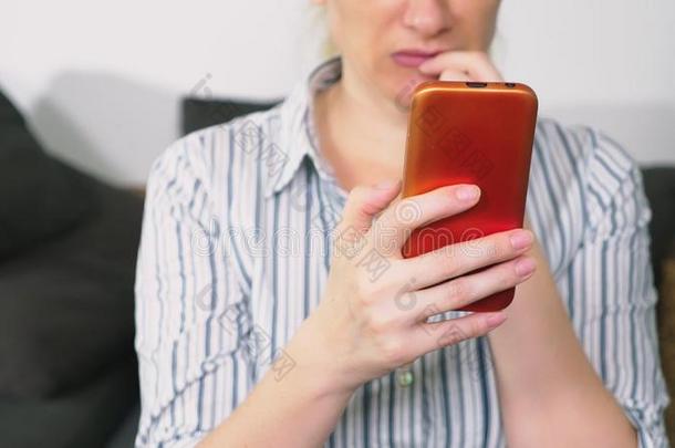 女人用途智能手机.女人阅读坏的新闻采用智能手机.