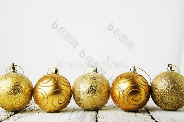 金色的圣诞节背景和金色的小玩意向乡村的白色的