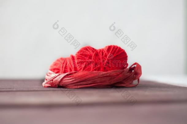 两个红色的心从线躺采用指已提到的人窝.甜的浪漫的背