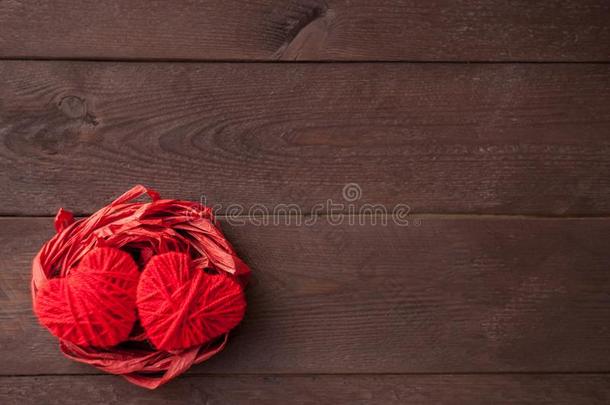 两个红色的心从线躺采用指已提到的人窝.甜的浪漫的背