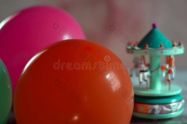 一老的<strong>音乐盒</strong>隐藏的在的后面彩虹-有色的气球