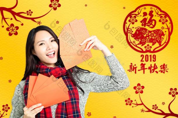 女人展映红色的信封为中国人新的年.中国人英语字母表的第20个字母