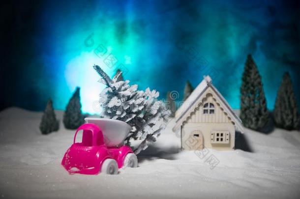 圣诞节或新的年观念.玩具汽车汽车rying一圣诞节树
