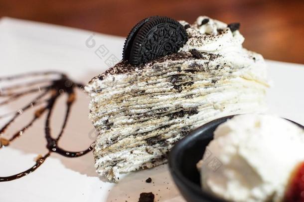 绉纱蛋糕采用一“白心”黑人奥利奥奶油夹心巧克力饼干味
