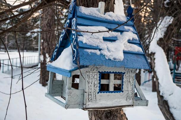 鸟支流采用指已提到的人形状关于一房屋在下面指已提到的人雪,新西伯利亚？,