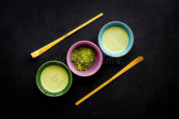 酿造日本抹茶绿色的茶水.日本抹茶粉,准备好的日本抹茶茶水,乡间英语字母表的第15个字母