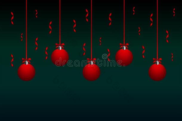 红色的圣诞节球和带向黑暗的绿色的颜色背景.