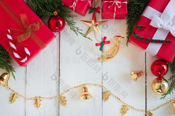 圣诞节红色的赠品盒和绿色的松树和装饰装饰