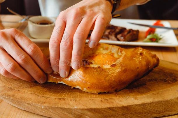 男人吃传统的肉和面包采用乔治亚州人饭店