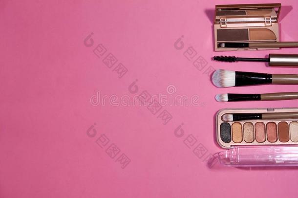 平的放置指已提到的人工具向创造化妆向粉红色的背景