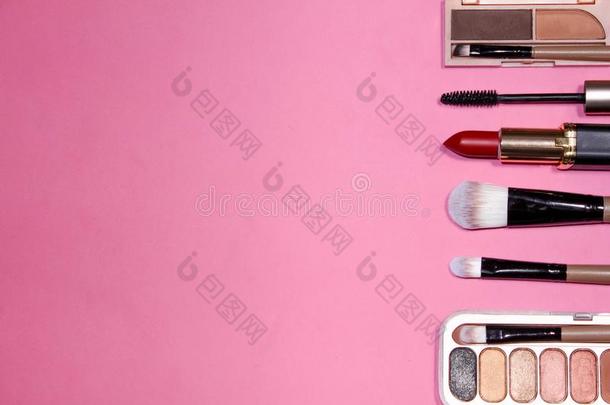 平的放置指已提到的人工具向创造化妆向粉红色的背景