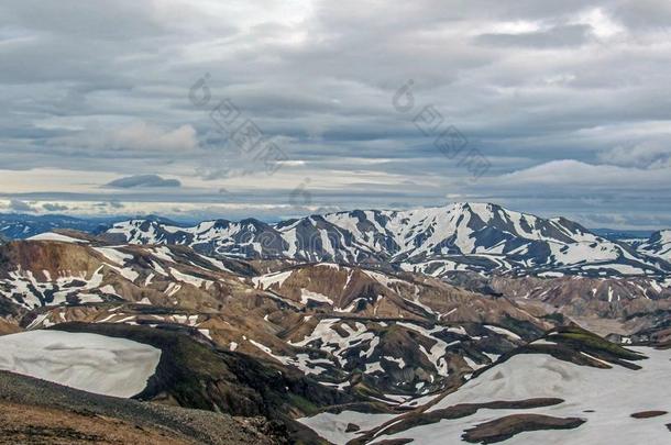 富有色彩的流纹岩山大量的和雪采用约库图古尔海门口