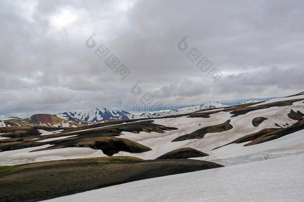 富有色彩的<strong>流纹</strong>岩山大量的和雪采用约库图古尔海门口