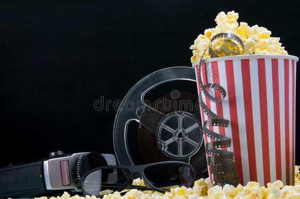 电影院快餐条向黑的背景,水桶关于墨西哥玉米片和请见