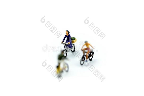 小型的人:男人和朋友乘自行车向白色的后台
