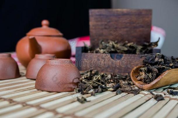干燥的茶水叶子采用小的木材盒和木材en茶水spoon茶水罐一
