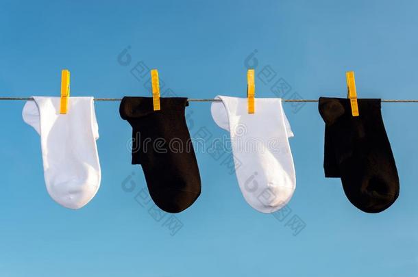 num.<strong>四新</strong>的,干净的,洗过的白色的和黑的短袜悬挂向一粗绳机智