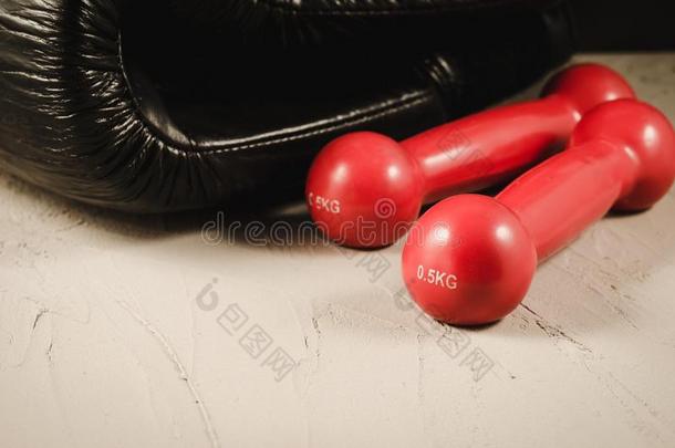 黑的拳击拳击手套和红色的哑铃/黑的拳击拳击手套和关于