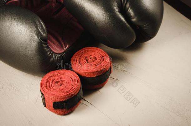 运动观念和灰色拳击拳击手套和红色的b和age/运动集中起来的