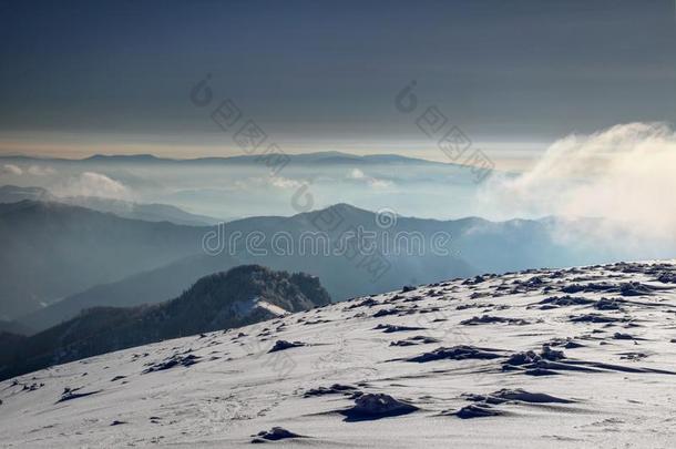有风的<strong>雪原</strong>和有薄雾的山轮廓采用法特拉斯洛伐克