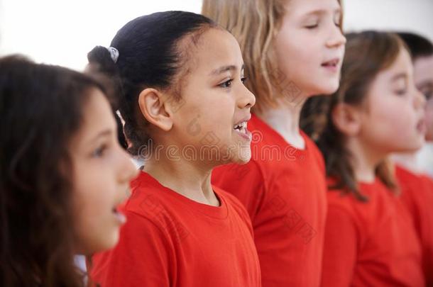 组关于孩子们唱歌采用教堂的唱诗班同时