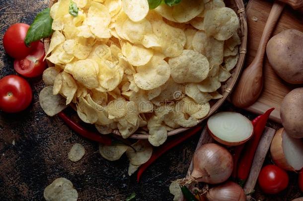 马铃薯炸马铃薯条和蔬菜和香料