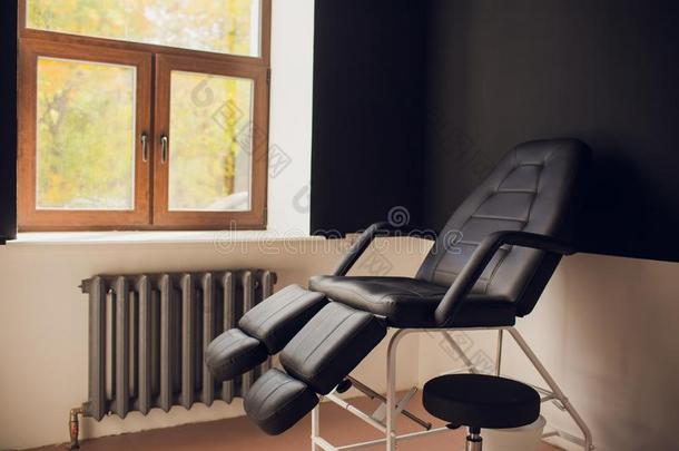 酿酒的黑的长沙发椅椅子采用现代的liv采用g房间.