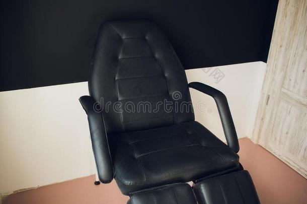 酿酒的黑的长沙发椅椅子采用现代的liv采用g房间.