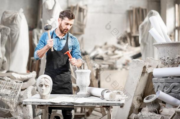 雕刻家工作的和雕塑家采用指已提到的人工作室