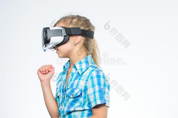 数字的将来的和改革.小的小孩采用VirtualReality虚拟现实戴在头上的耳机或听筒.小的