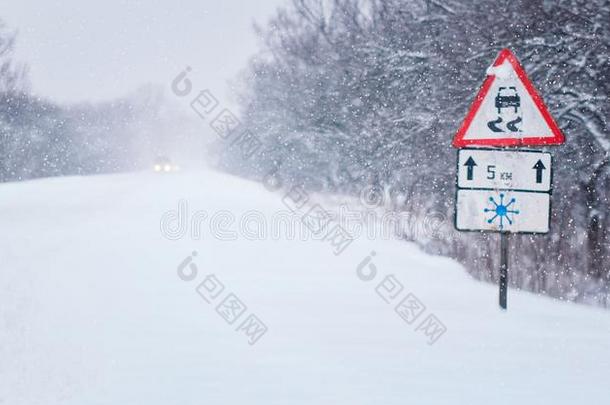 冬警告符号给看危险关于冰和雪在大街,高的