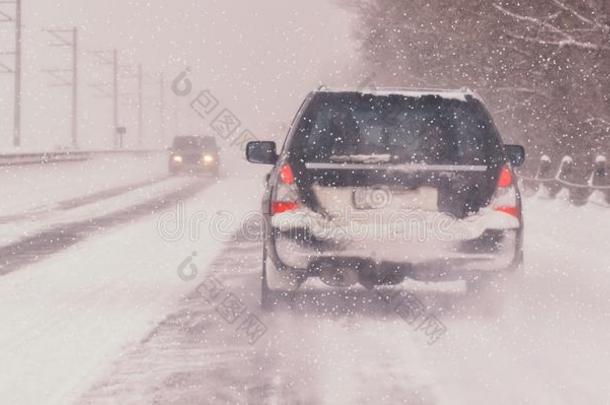 活动的汽车向下雪的冬路am向g冷冻的森林后的雨夹雪或雹.