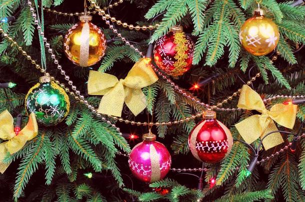 酿酒的圣诞节树和富有色彩的杂乱