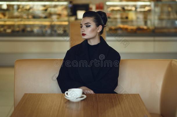 美丽的沉思的女士一次单独的采用指已提到的人美好的咖啡馆dr采用k采用