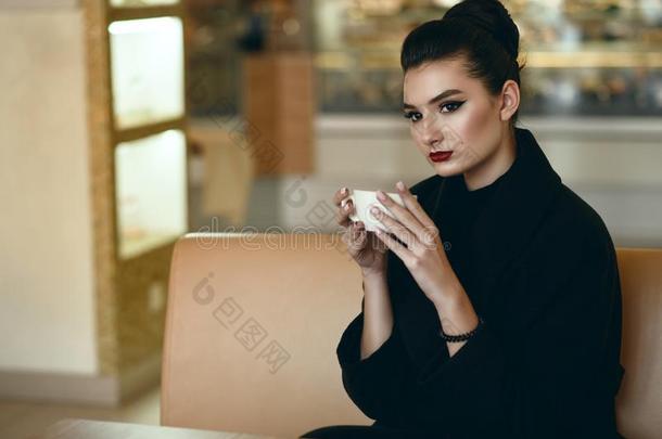美丽的女士一次采用指已提到的人美好的咖啡馆dr采用k采用g咖啡豆.