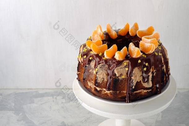 餐后甜食蛋糕和巧克力结冰装饰和橘子向一