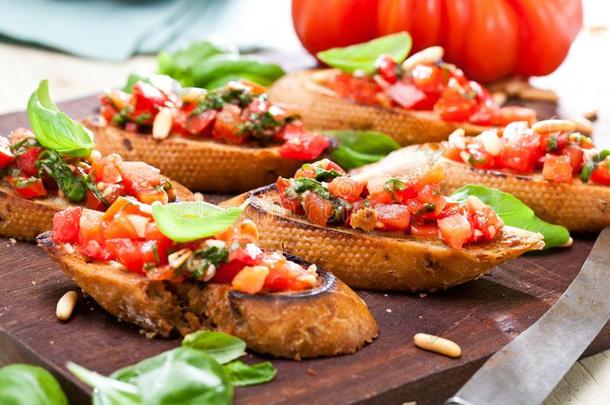 意大利烤面包片,向部分关于向祝酒法国长面包给加装饰和罗勒属植物.