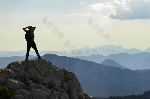 登山者和山满的关于生命之<strong>火</strong>的<strong>熄灭</strong>感觉,默想和