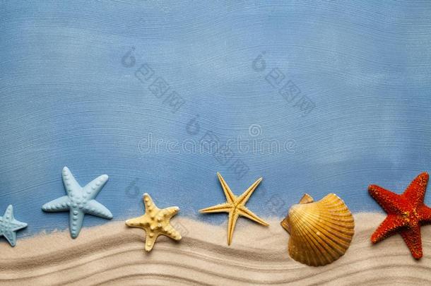 夏季背景-海滩沙和贝壳向蓝色表