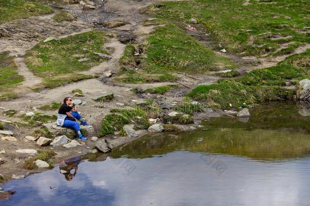 女人一次深沉地向指已提到的人湖岸