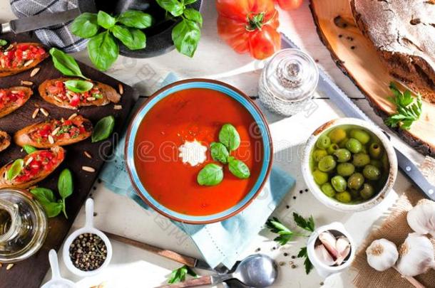传统的番茄汤和罗勒属植物和意大利烤面包片.