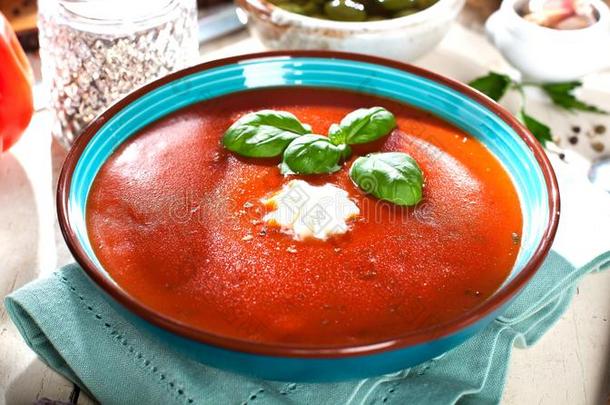 传统的番茄汤和罗勒属植物和意大利烤面包片.