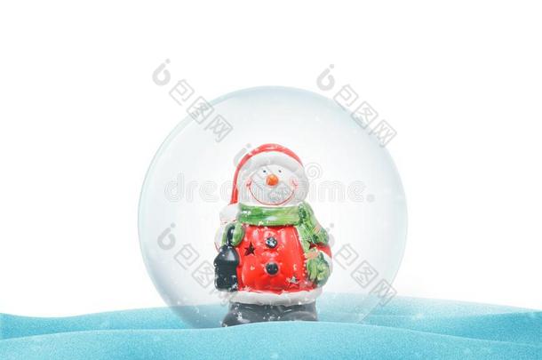 隔离的圣诞节结晶魔法球向雪