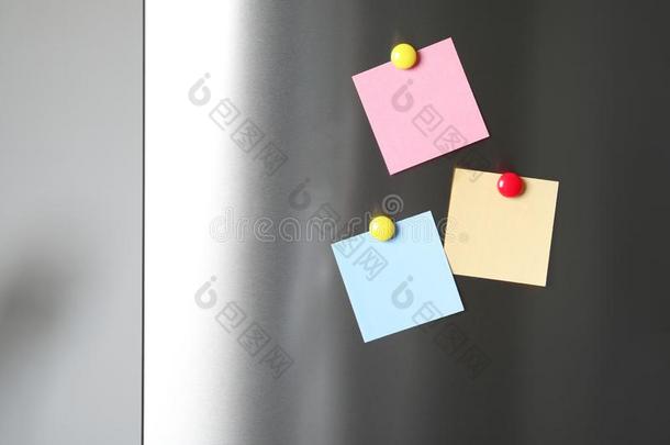 空白的记下和富有色彩的磁铁向<strong>冰箱门</strong>.