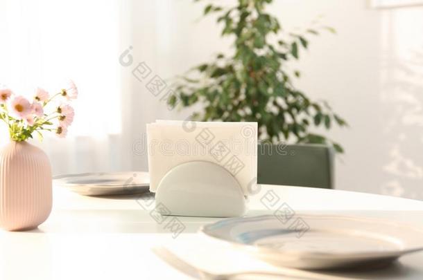 陶器的餐巾支持物和纸餐巾纸