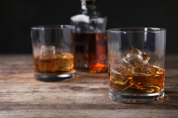 作品和玻璃关于威士忌酒向表.