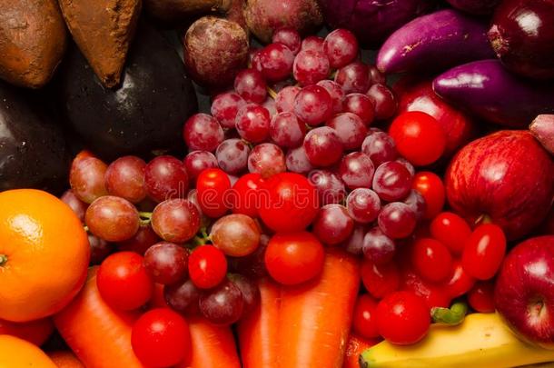 混合紫色的和红色的蔬菜和成果