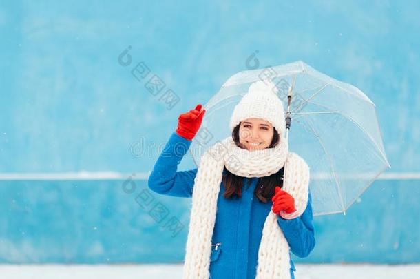 幸福的冬女人佃户租种的土地透明的雨伞